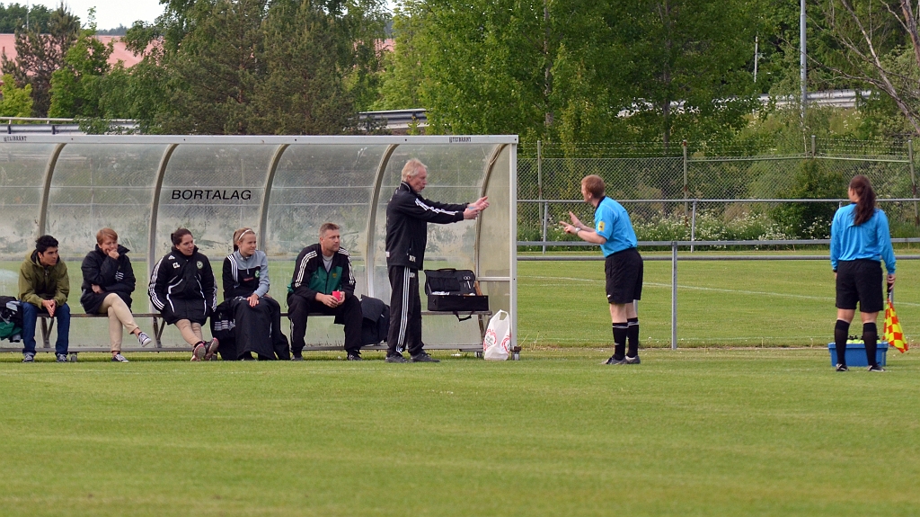 2012_0530_03.JPG - Redan i matchöppningen var tränaren för IK Franke lite het, och domaren fick säga till vad som gäller