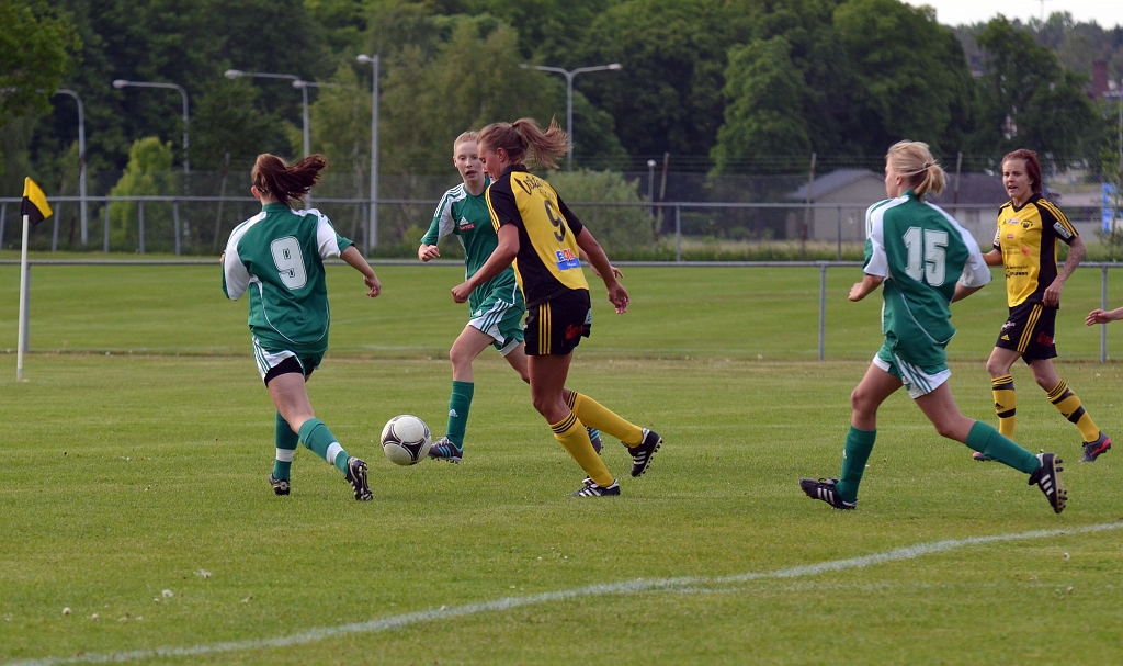 2012_0530_04.JPG - Sofia Larsson utmanar backlinjen och går mot mål