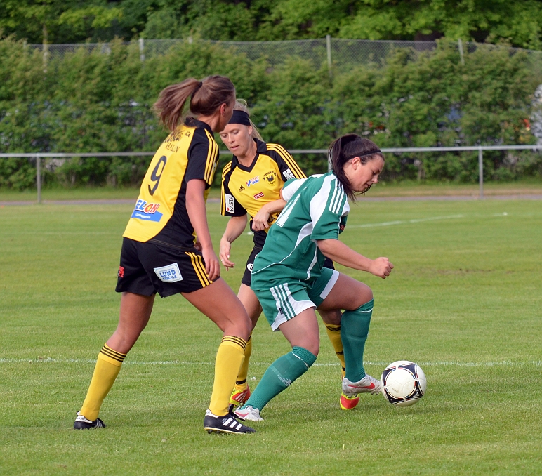 2012_0530_05.JPG - Malin Bernhardsson försöker att bryta och ta bollen