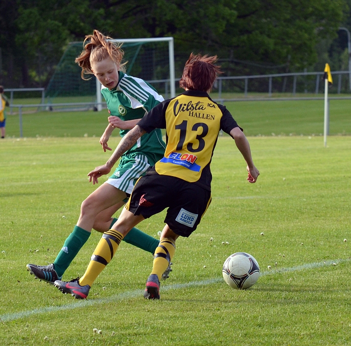 2012_0530_07.JPG - Malin Åhl dribblar sig förbi Franke backen . . . .