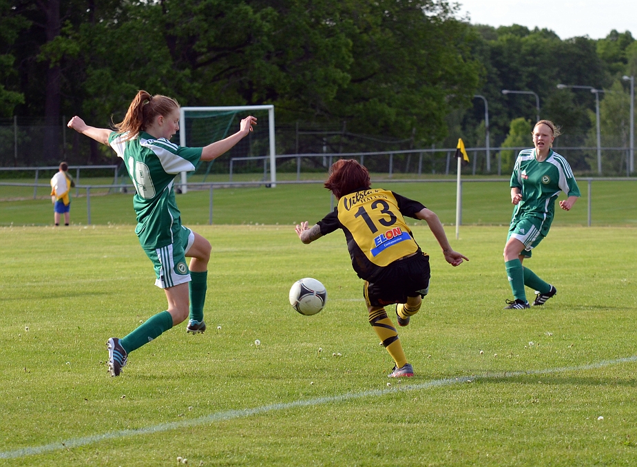 2012_0530_08.JPG - . . . . och skjuter mot mål