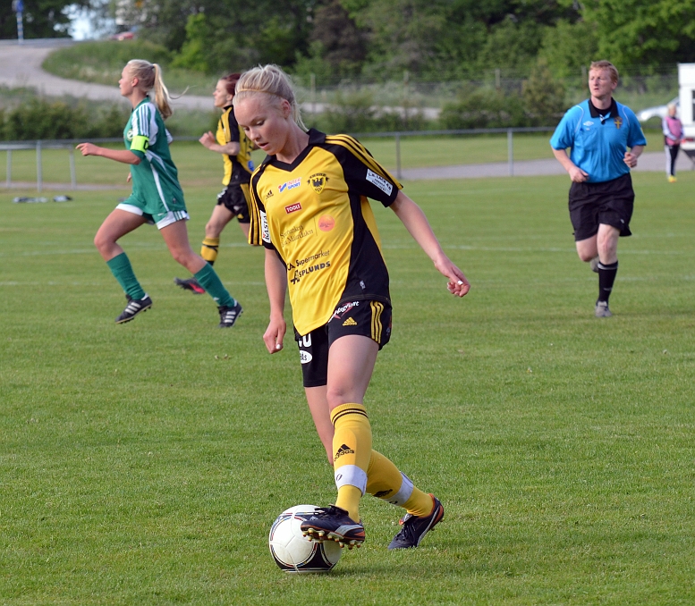 2012_0530_09.JPG - Hanna Garman driver upp bollen på kanten