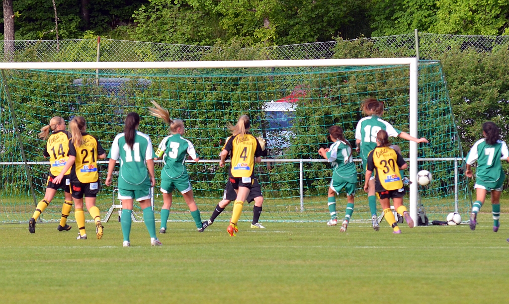 2012_0530_10.JPG - Nära att Franke tar ledningen, men bollen går utanför stolpen