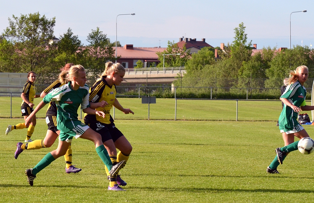 2012_0530_11.JPG - Amanda Segerstedt försöker att stoppa uppspelet från Frankespelaren