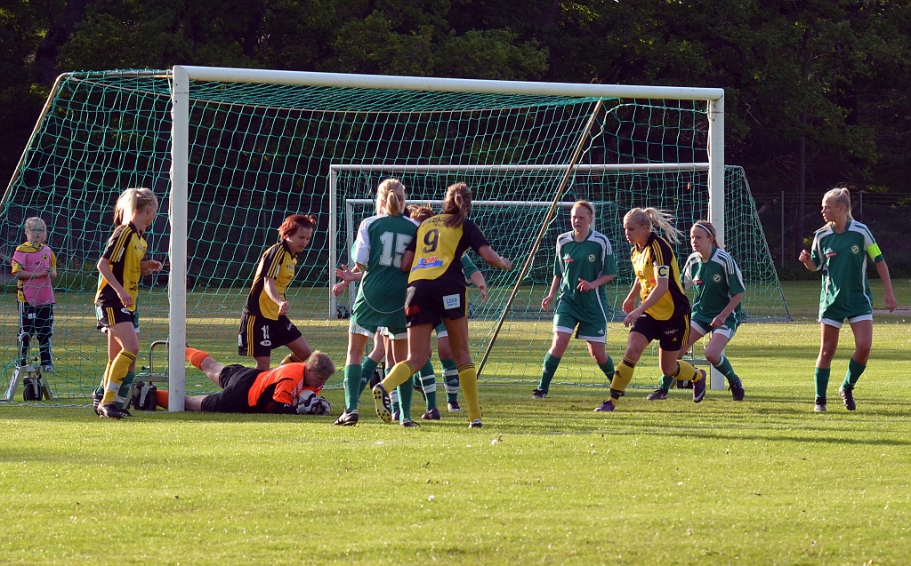 2012_0530_14.JPG - . . . . och Franke's målvakt kan ta hand om bollen