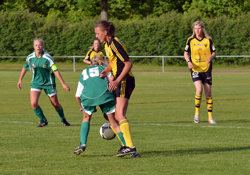2012_0530_15.JPG - Sofia Larsson i närkamp om bollen