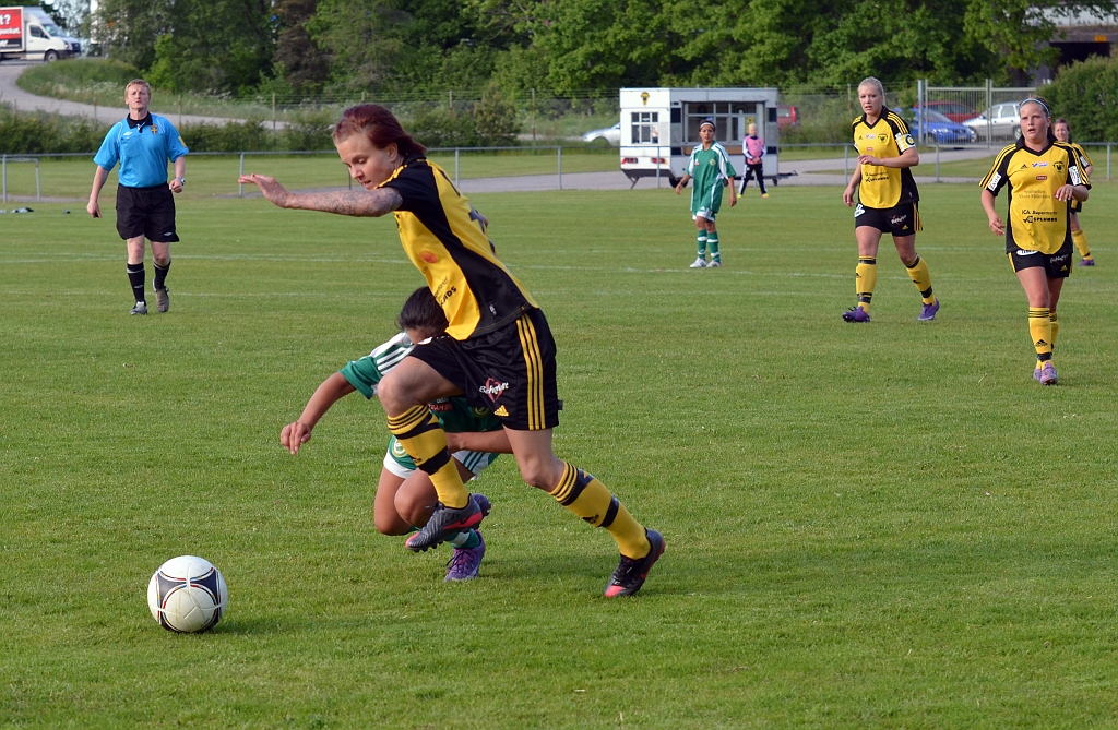 2012_0530_16.JPG - Malin Åhl rycker förbi en Frankeback