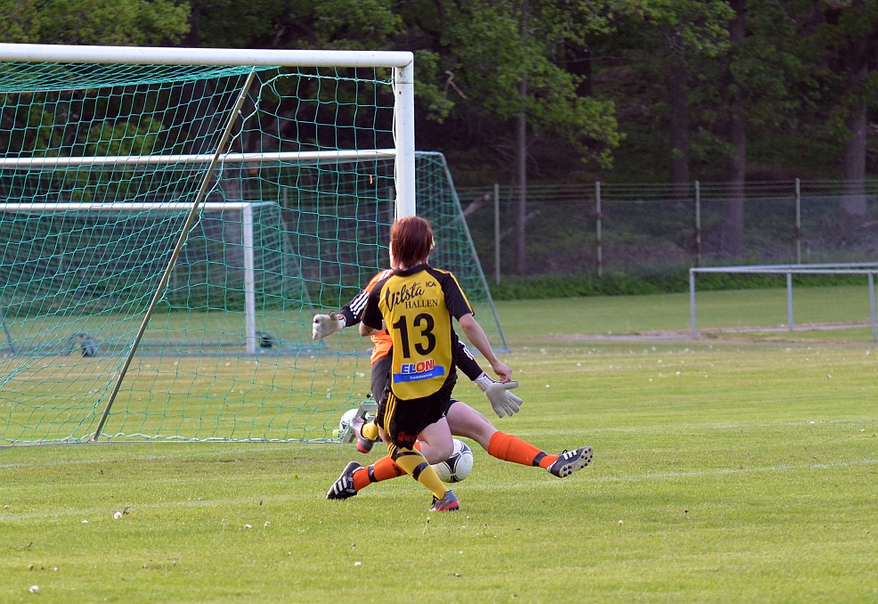 2012_0530_17.JPG - Malin Åhl rullar elegant in 1-0 till Södra, mellan benen på målvakten