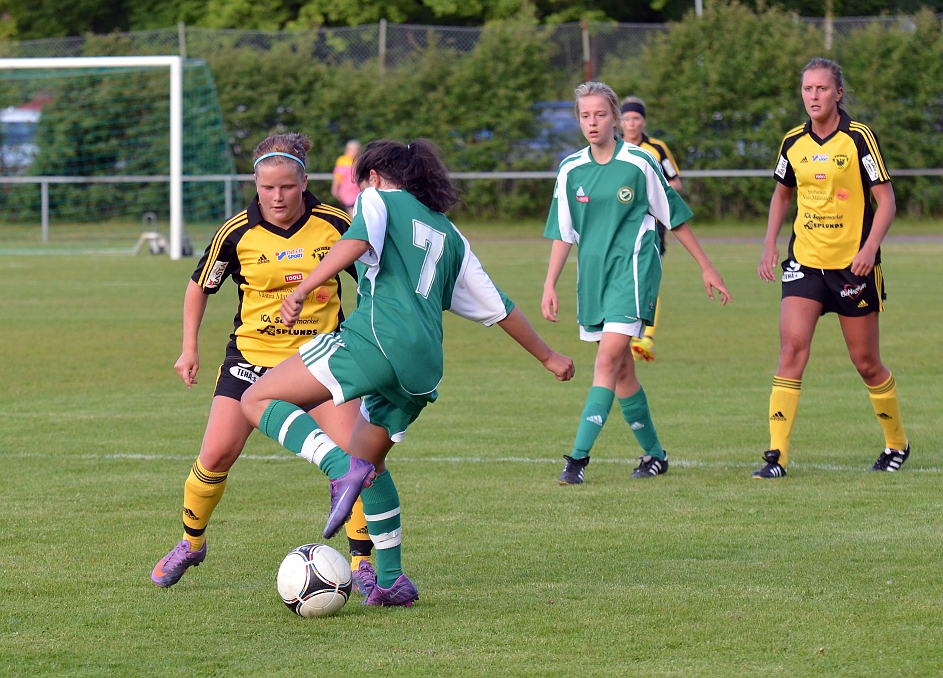 2012_0530_19.JPG - Ida Asp pressar mot Frankespelaren som har bollen