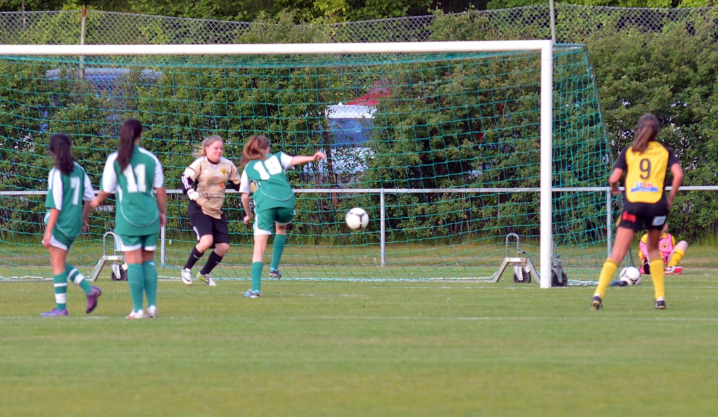 2012_0530_20.JPG - Friläge för en Frankeforward, men det är avblåst för offside