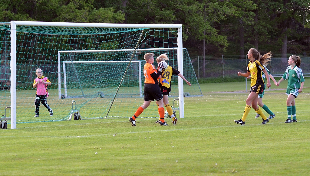 2012_0530_21.JPG - Hanna Garman är framme för ev. retur från målvakten