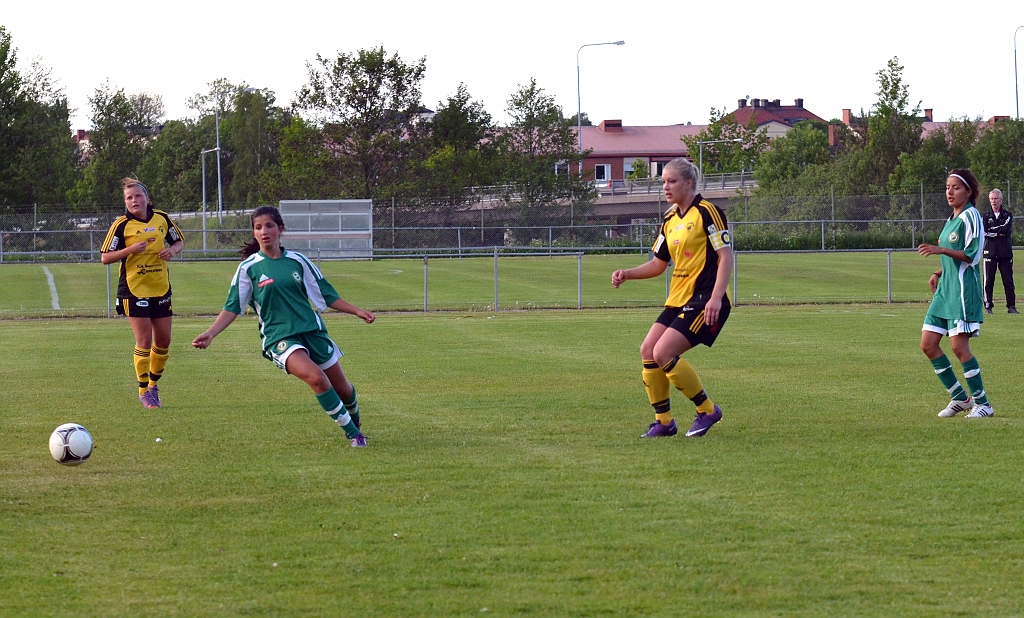 2012_0530_22.JPG - Amanda Segerstedt spelar upp bollen mot forwards