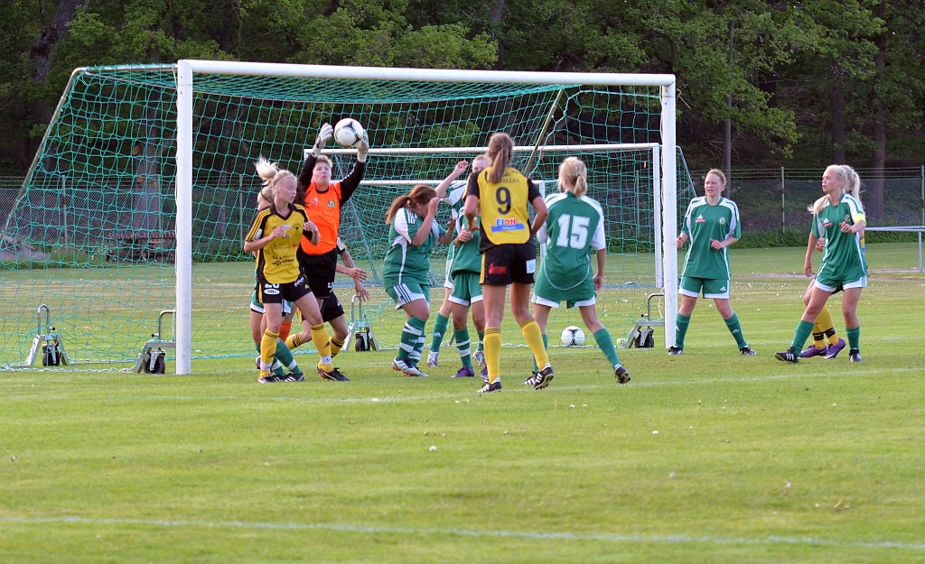 2012_0530_23.JPG - Franke's målvakt sträcker ut och greppar bollen