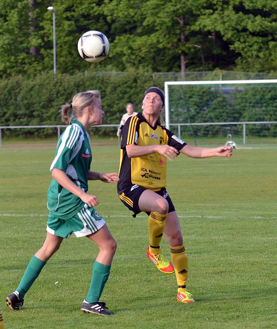 2012_0530_25.JPG - Malin Bernhardsson fäster blicken på bollen . . . .