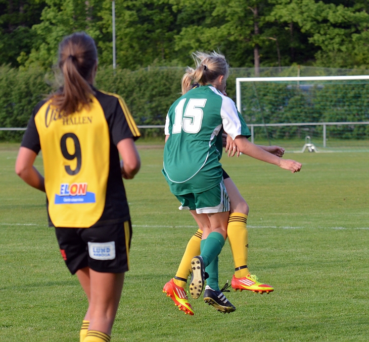 2012_0530_26.JPG - . . . . och går upp och trycker till både bollen och Frankespelaren, som får frispark och malin får ett gult kort