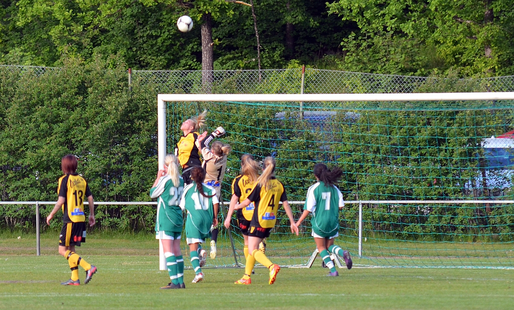 2012_0530_27.JPG - Farlig situation vid Södra's mål . . . .