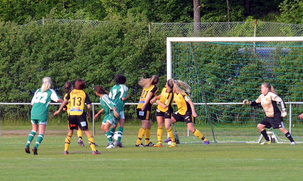 2012_0530_28.JPG - . . . . men försvaret lyckas få bollen till hörna