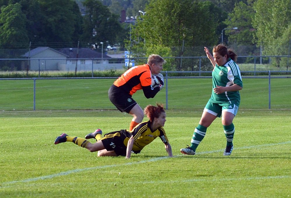 2012_0530_29.JPG - Franke's målvakt hinner plocka upp bollen innan Malin Åhl kommer glidandes in i situationen