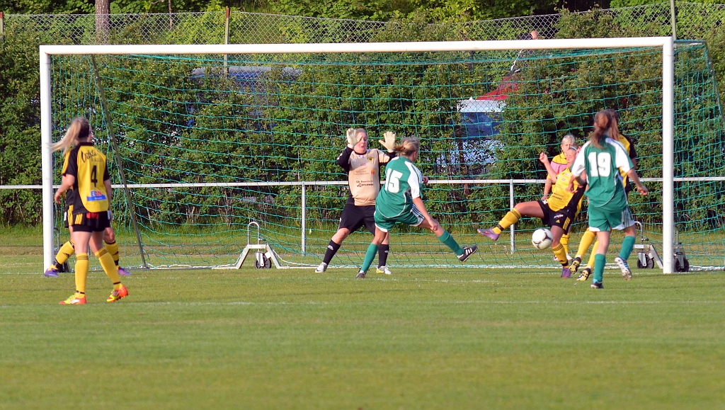 2012_0530_30.JPG - Ytterligare en Frankechans men Södra's försvar får undan bollen