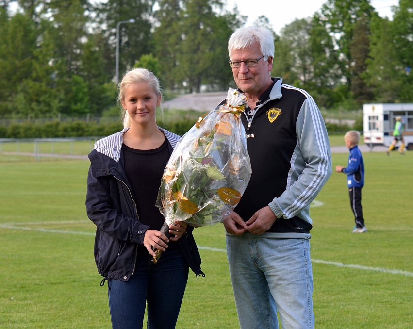 2012_0530_31.JPG - I pausen på matchen fick Södra's Sofie Olsson en blombukett av Ordförande Ove Bergman för sin prestation att komma med till Elitlägret i Halmstad