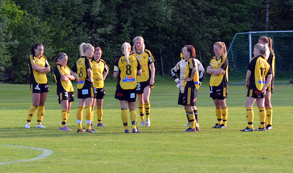 2012_0530_32.JPG - Södratjejerna snackar ihop sig inför 2:a halvlek