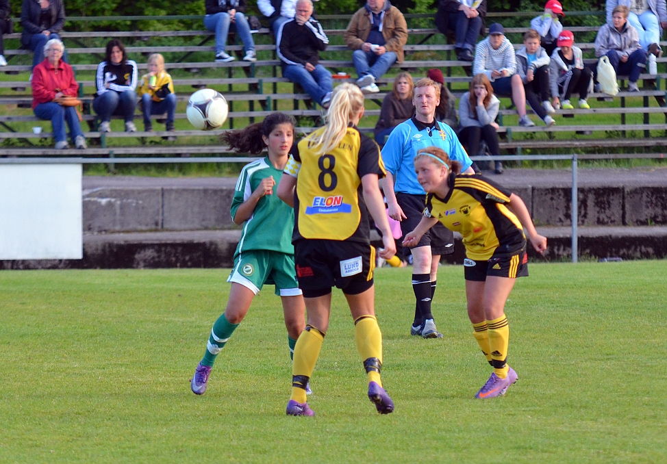 2012_0530_34.JPG - Amanda Segerstedt och Ida Asp försöker återerövra bollen från Frankespelaren