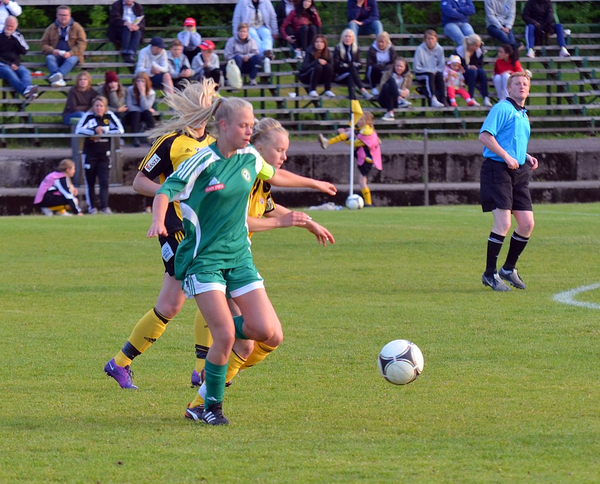 2012_0530_35.JPG - Hanna Garman jobbar hemåt och försöker att få tag på bollen