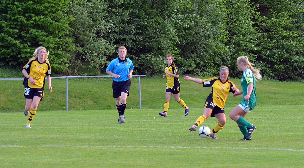 2012_0530_36.JPG - Ida Asp dribblar sig loss från sin motståndare