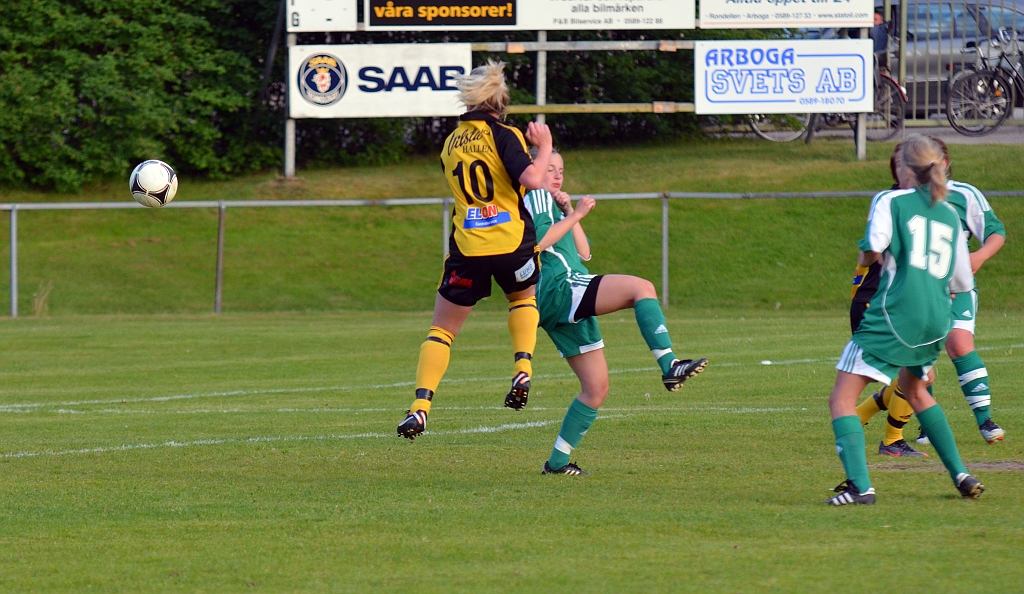 2012_0530_37.JPG - Sandra Sjöberg möter ett inlägg direkt på volley . . . .