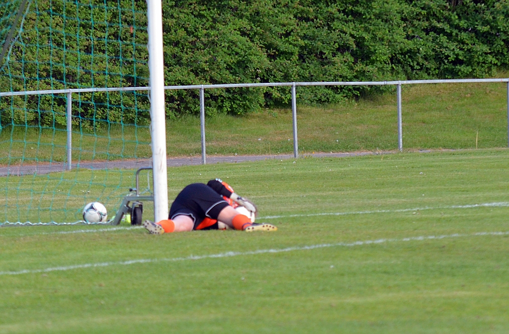 2012_0530_38.JPG - . . . . men Franke's målvakt räddar nere vid stolproten