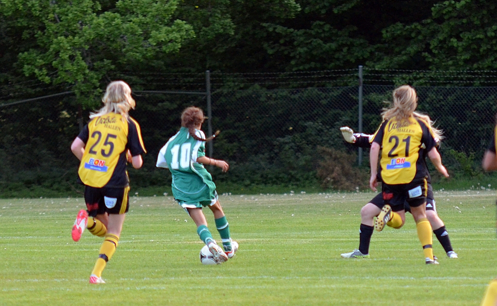 2012_0530_39.JPG - Frankespelaren dribblar sig igenom Södra's försvar. . . .