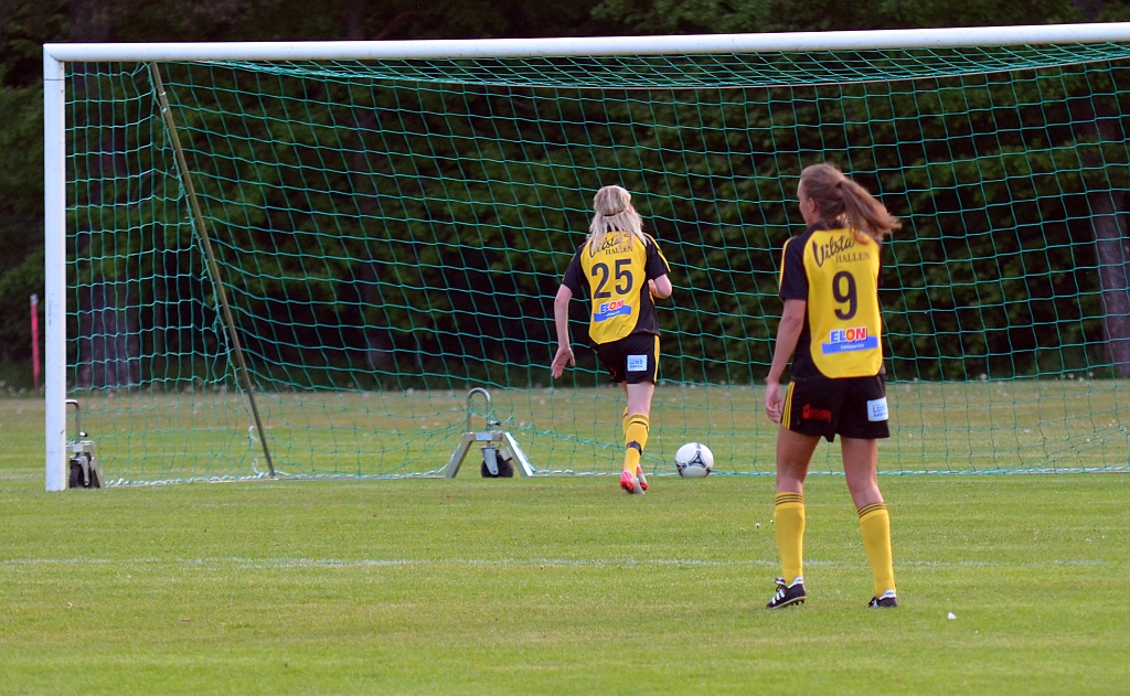 2012_0530_40.JPG - . . . . och rundar Södra's målvakt och rullar bollen i mål, kvittering till 1-1