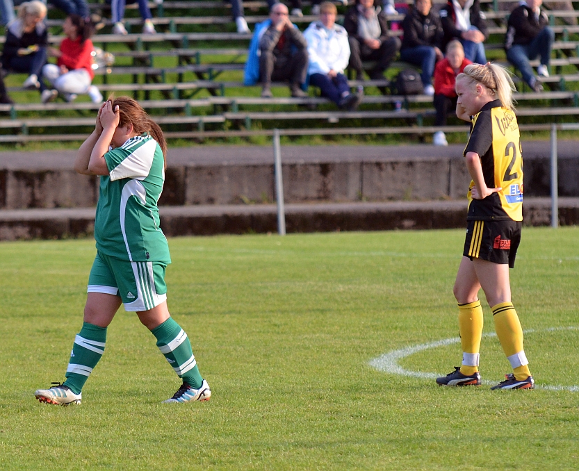 2012_0530_41.JPG - Hanna Garman och en Frankespelare har nickat ihop, men båda kan fortsätta att spela