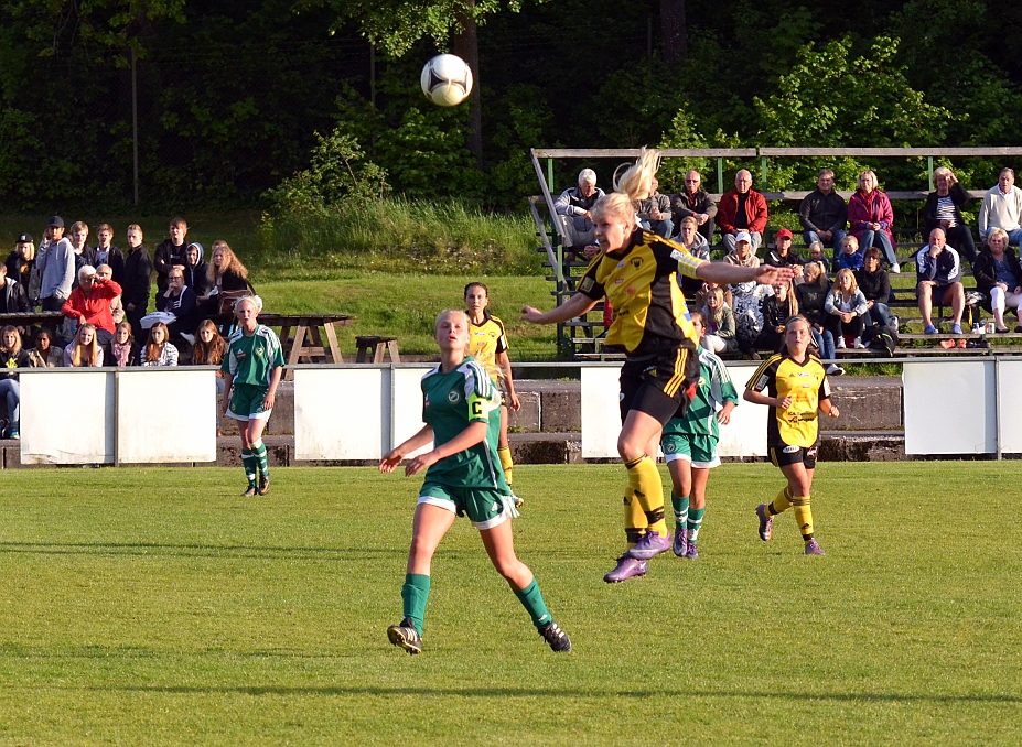 2012_0530_42.JPG - Amanda Segerstedt nickar fram bollen mot forwards