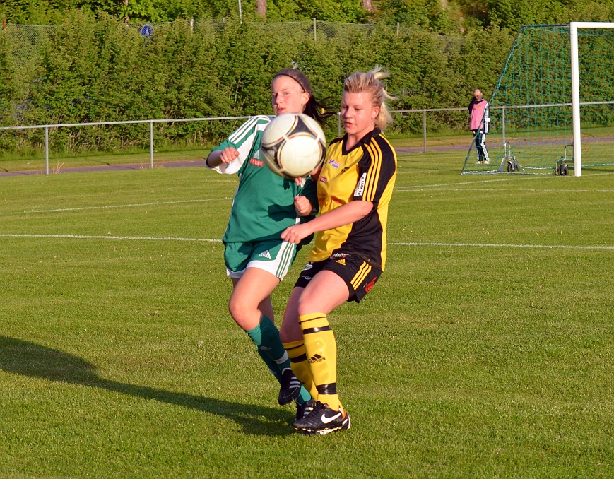2012_0530_43.JPG - Sandra Sjöberg försöker att få kontroll på bollen