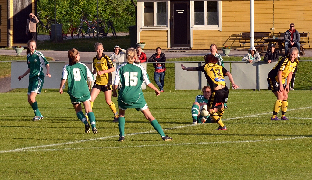 2012_0530_44.JPG - Malin Åhl testar med ett skott från distans