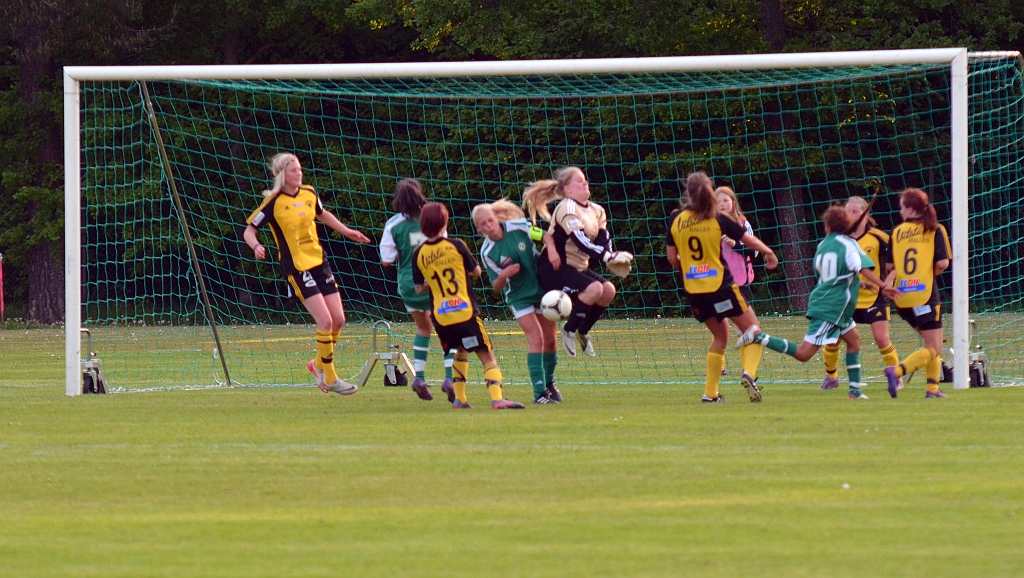 2012_0530_45.JPG - Hörna för Franke och bollen slår ner bredvid Södra's målvakt, men försvaret får undan bollen