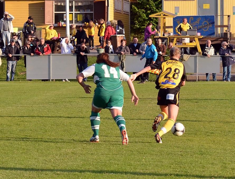 2012_0530_46.JPG - Hanna Garman försöker att komma förbi sin bevakning