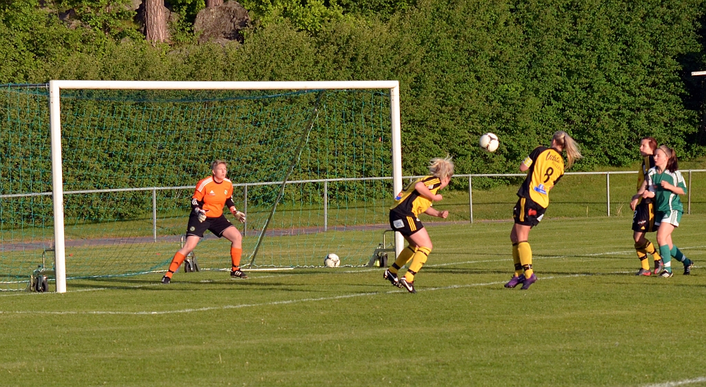 2012_0530_47.JPG - En bra Södrachans men Sandra Sjöberg nickar bollen utanför