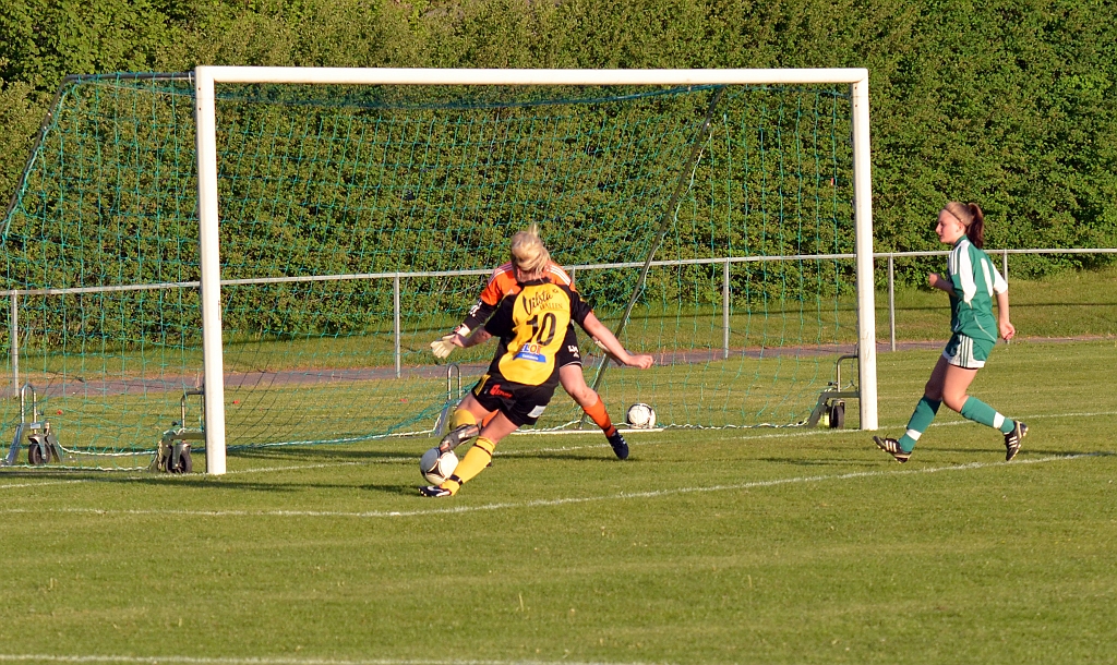 2012_0530_48.JPG - Sandra Sjöberg får ytterligare ett friläge . . . .