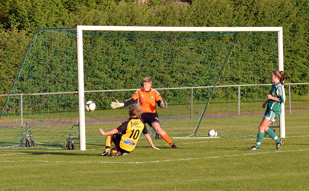 2012_0530_49.JPG - . . . . men oturen grinar Södra i ansiktet, bollen går klockrent i stolpen och ut på planen