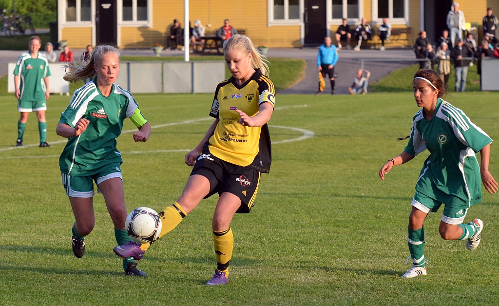 2012_0530_50.JPG - Amanda Segerstedt spelar undan bollen från sina bevakare