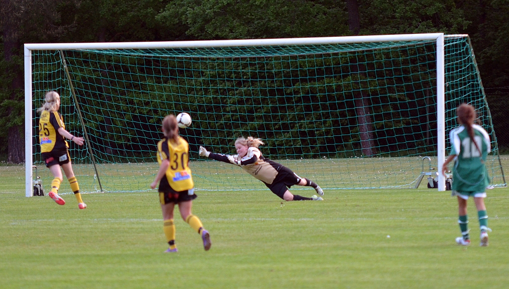 2012_0530_51.JPG - Farlig Frankechans men Johanna Hermansson i målet tippar undan skottet