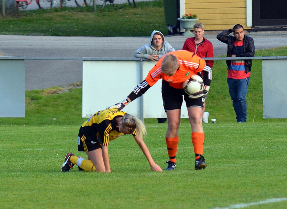 2012_0530_52.JPG - Hanna Garman har sprungit ihop med Franke's målvakt, som kollar hur det gick för Hanna