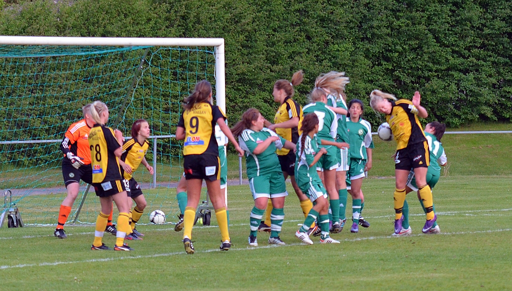 2012_0530_53.JPG - Södra ligger på för ett ev. segermål i slutminuten