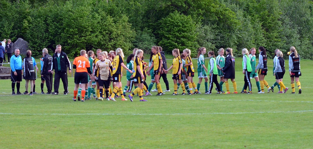 2012_0530_54.JPG - Lagen tackar varandra efter matchen