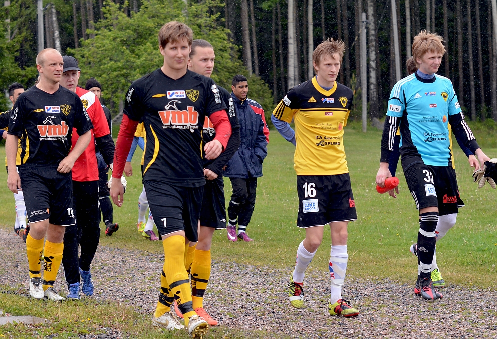 2012_0602_01.JPG - Lagen är på väg ut till planen