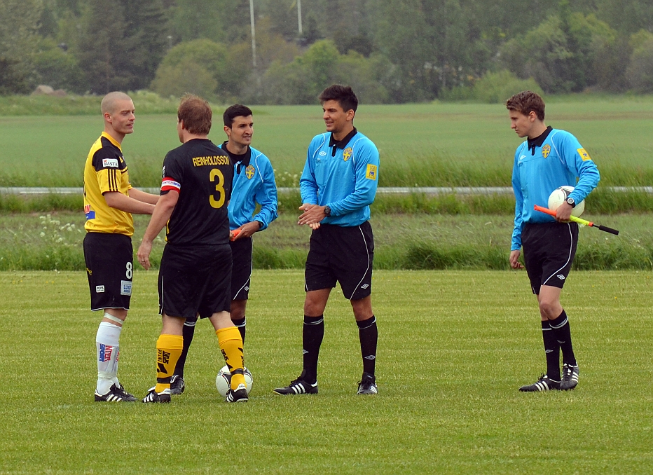 2012_0602_02.JPG - Lagkaptenerna hälsar på varandra