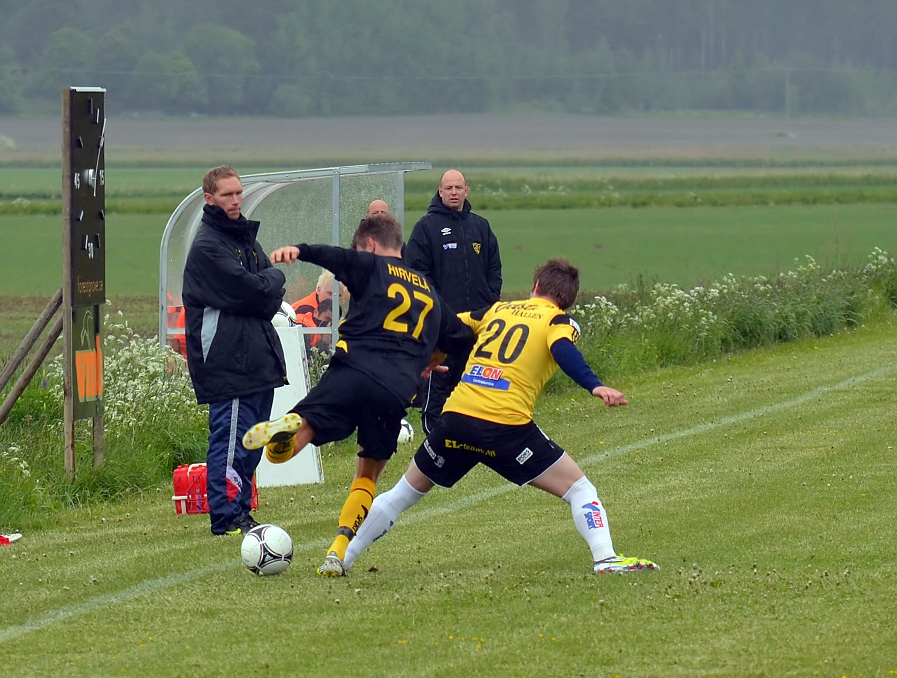 2012_0602_03.JPG - Dennis Jansson pressar ut sin motståndare mot sidlinjen