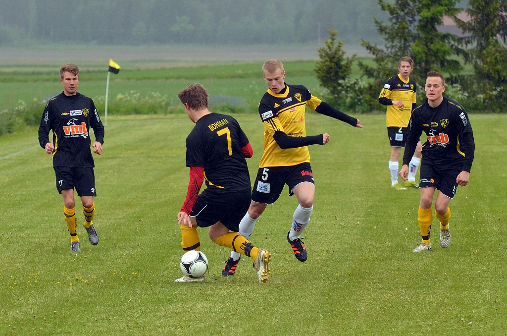 2012_0602_04.JPG - Filip Stjernfeldt tar sig förbi medåkers Jocke Bohman